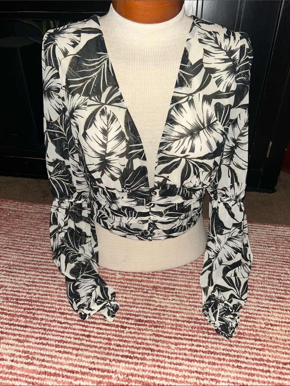 Black & White Tropical Print Cropped Button-Front Top